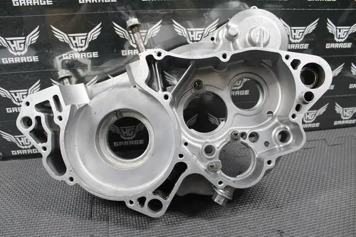 2001 SUZUKI 01-02 RM250 OEM RIGHT ENGINE MOTOR CRANKCASE CRANK CASE 11300-37856