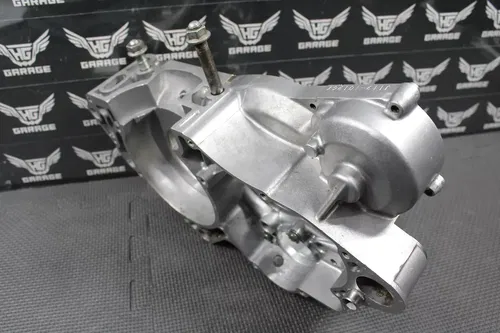 2001 SUZUKI 01-02 RM250 OEM RIGHT ENGINE MOTOR CRANKCASE CRANK CASE 11300-37856