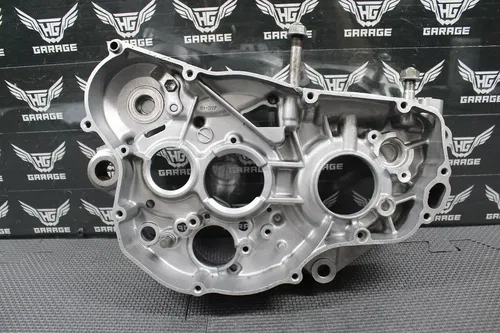 2001 SUZUKI 01-02 RM250 OEM RIGHT ENGINE MOTOR CRANKCASE CRANK CASE 11300-37856