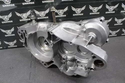 2001 SUZUKI 01-02 RM250 OEM RIGHT ENGINE MOTOR CRANKCASE CRANK CASE 11300-37856