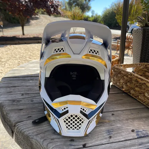 Fox V3 Medium Helmet