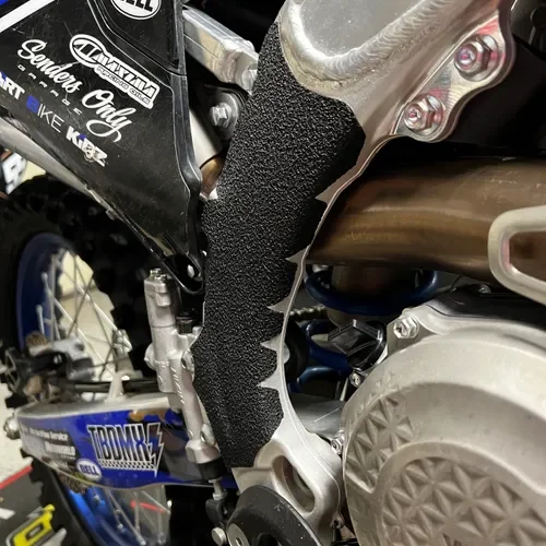 Moto Grip Co.® 
Factory Frame Grip. 
Yamaha Yz 450/250f '19-'24