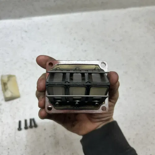 1996 Yamaha YZ250 YZ 250 / Nice REED CAGE VALVE WITH CARB BOOT