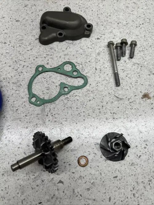 1996-2004 Honda CR85 CR80 Water Pump Impeller Shaft Gear Cover  A