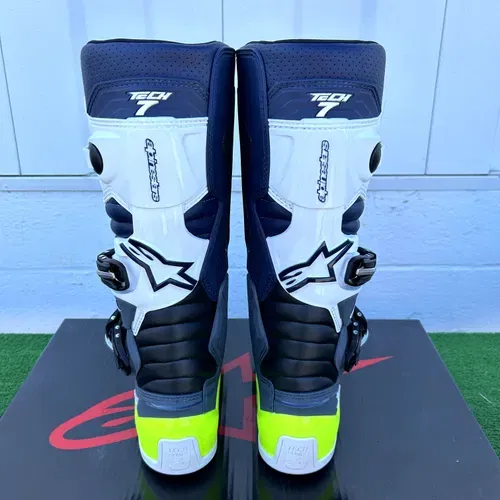 BLOWOUT Alpinestars Tech 7 Boots - Size 8 Dark Gray/Dark BLOWOUT Alpinestars Tech 7 Boots - Size 8 Dark Gray/Dark