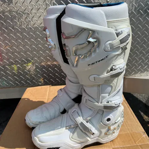 Used Fox Instincts Boots Size 8