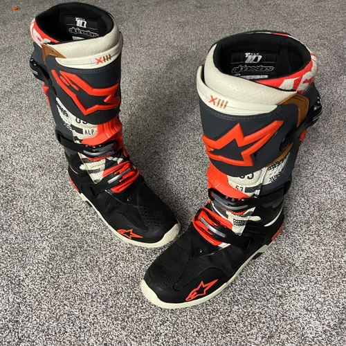 Vented Alpinestars Tech 10 Limited Edition