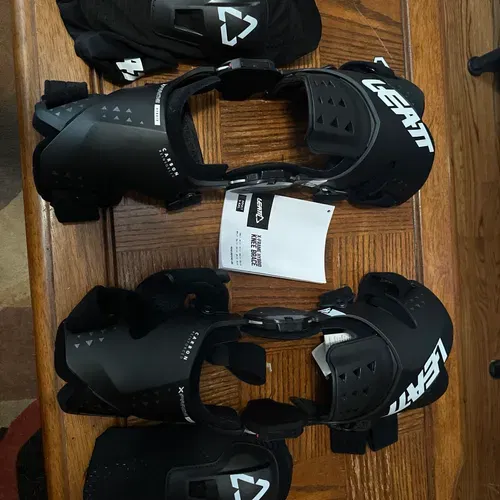 Leatt Dual Axis Knee Guards