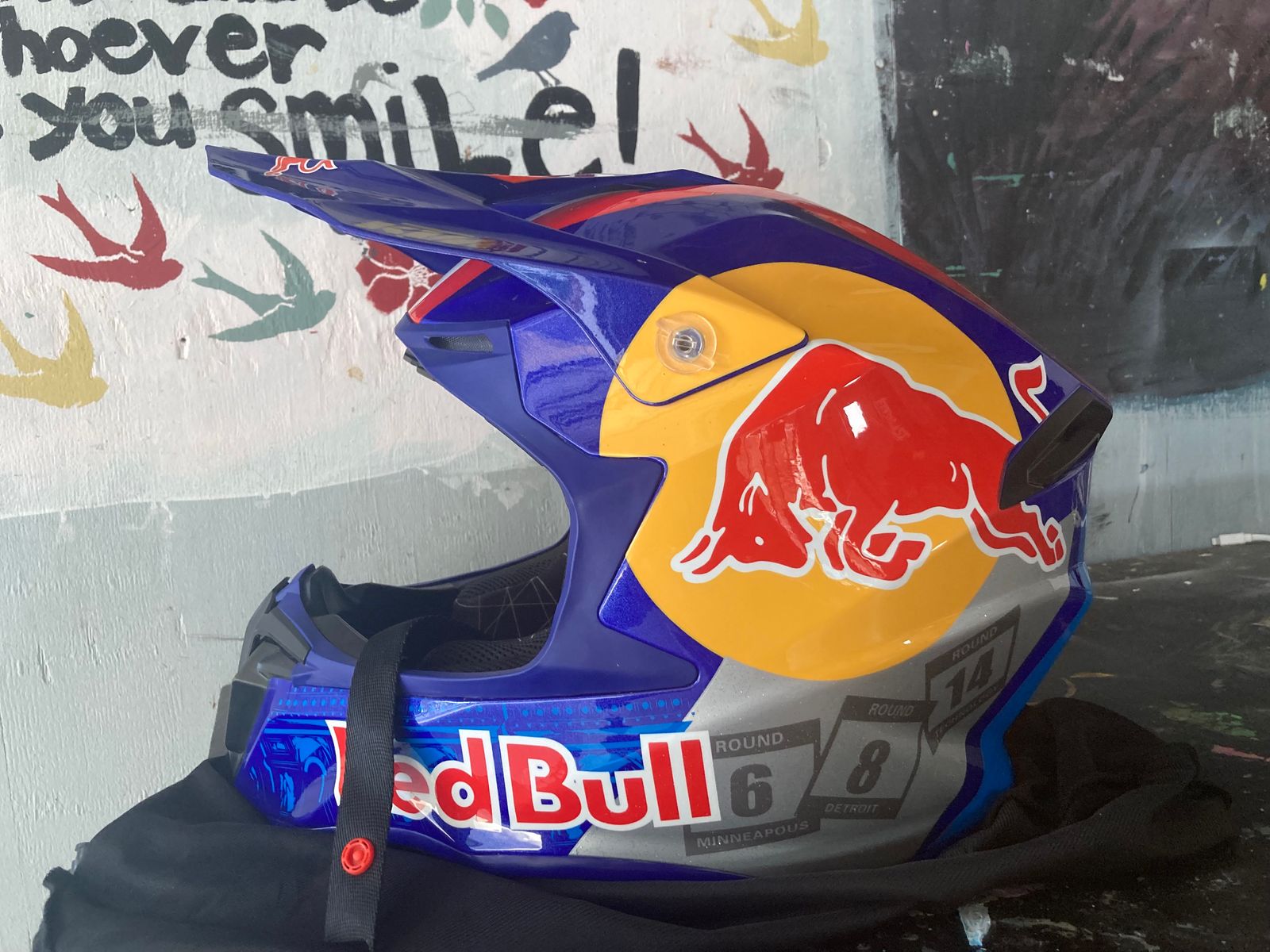 Airoh red bull helmet store