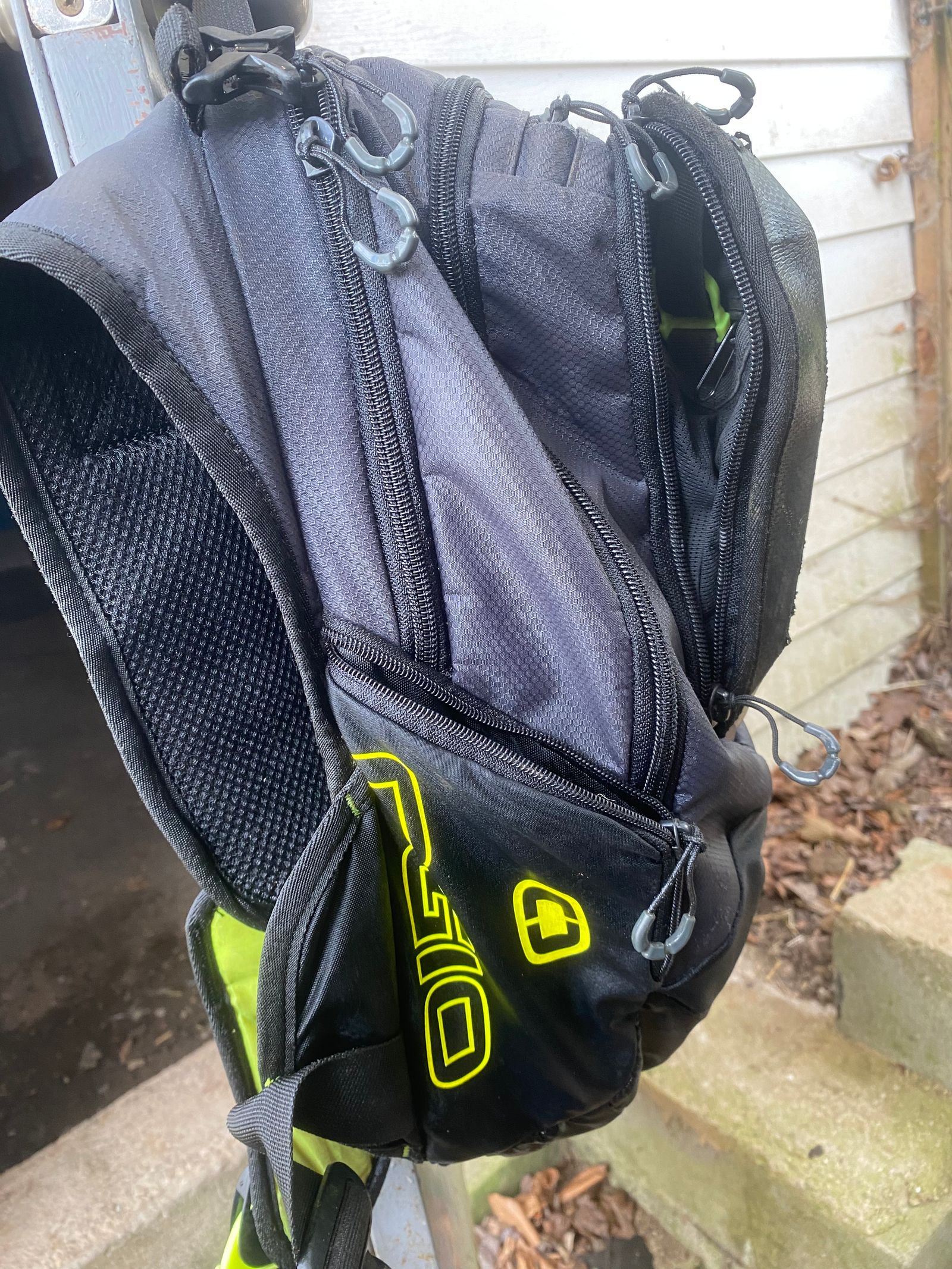 Ogio baja deals 2l hydration pack