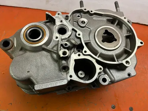 Engine Case Set Motor Cases 5843000024423  KTM 625 SXC 640 LC4 Adventure 03-06