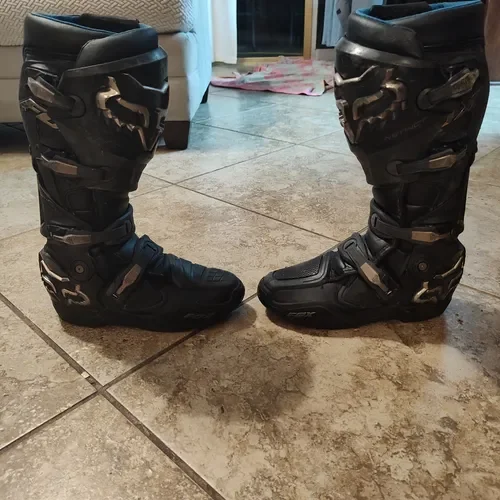 Fox boots size 8