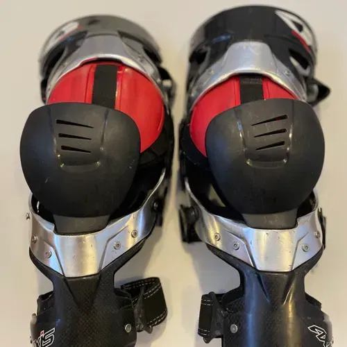EVS Protective Knee Braces - Size Large
