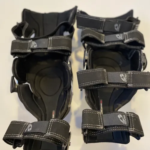 EVS Protective Knee Braces - Size Large