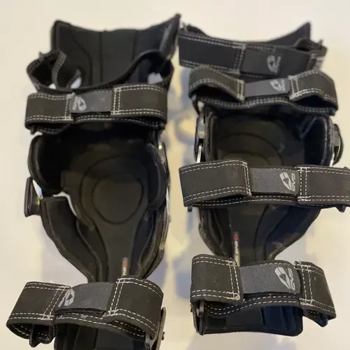 EVS Protective Knee Braces - Size Large