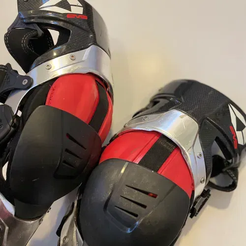 EVS Protective Knee Braces - Size Large