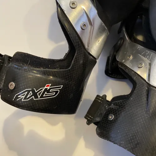 EVS Protective Knee Braces - Size Large