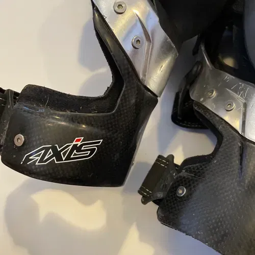 EVS Protective Knee Braces - Size Large