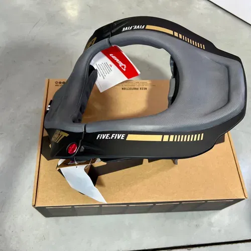 LEATT 5.5 STEALTH NECK BRACE S/M