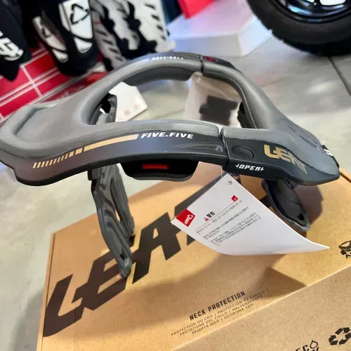 LEATT 5.5 STEALTH NECK BRACE S/M