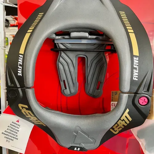 LEATT 5.5 STEALTH NECK BRACE S/M