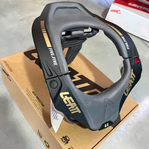 LEATT 5.5 STEALTH NECK BRACE S/M