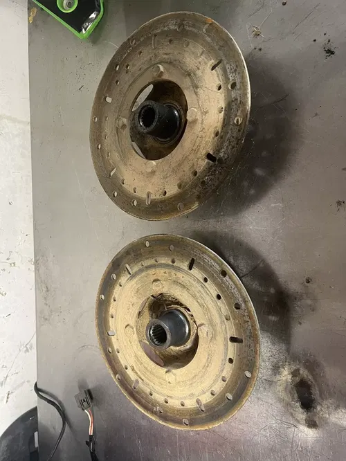 02 Polaris Sportsman 700 4x4 Front Wheel Hubs Left & Right