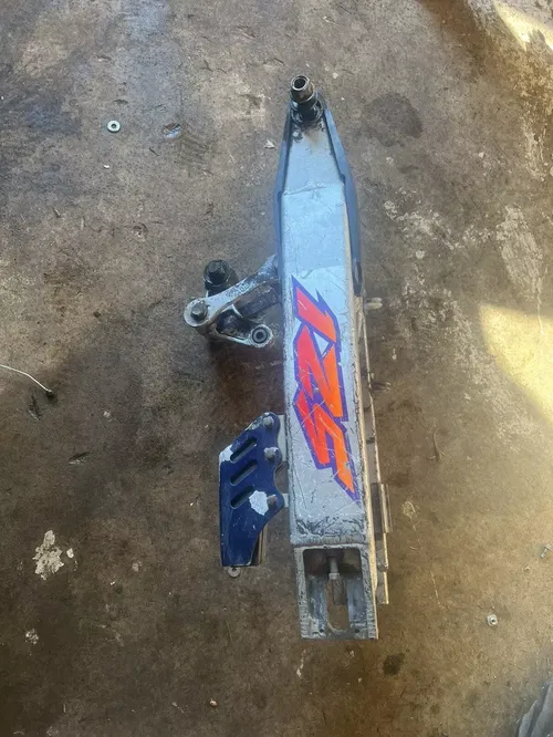 97-98 1997 KX125 KX 125 OEM Swingarm Swing Arm Rear Support 33001-1525-TX