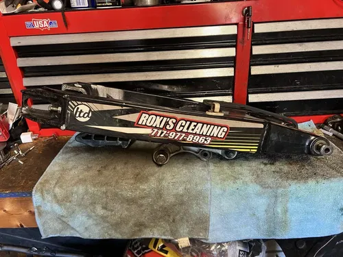 2001 SUZUKI RM125 RM250 OEM SWINGARM SWING ARM REAR SUSPENSION PIVOT 61000-37E20