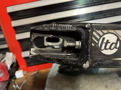 2001 SUZUKI RM125 RM250 OEM SWINGARM SWING ARM REAR SUSPENSION PIVOT 61000-37E20