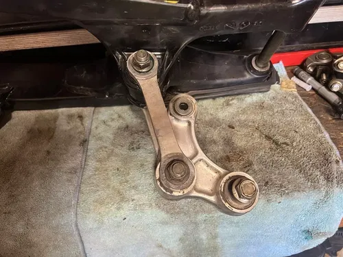2001 SUZUKI RM125 RM250 OEM SWINGARM SWING ARM REAR SUSPENSION PIVOT 61000-37E20