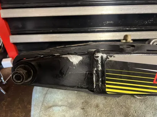 2001 SUZUKI RM125 RM250 OEM SWINGARM SWING ARM REAR SUSPENSION PIVOT 61000-37E20