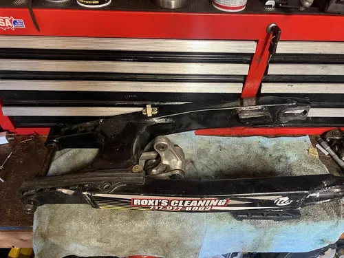 2001 SUZUKI RM125 RM250 OEM SWINGARM SWING ARM REAR SUSPENSION PIVOT 61000-37E20