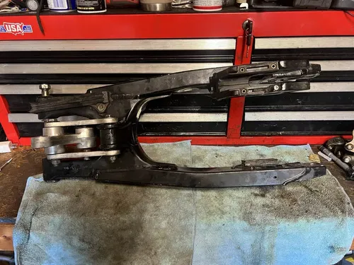 2001 SUZUKI RM125 RM250 OEM SWINGARM SWING ARM REAR SUSPENSION PIVOT 61000-37E20