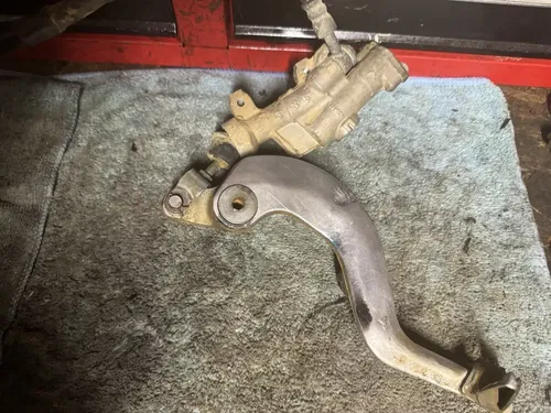 2003 2004 2005 Yamaha Yz450f Rear Brake Assembly Caliper bracket master cylinder