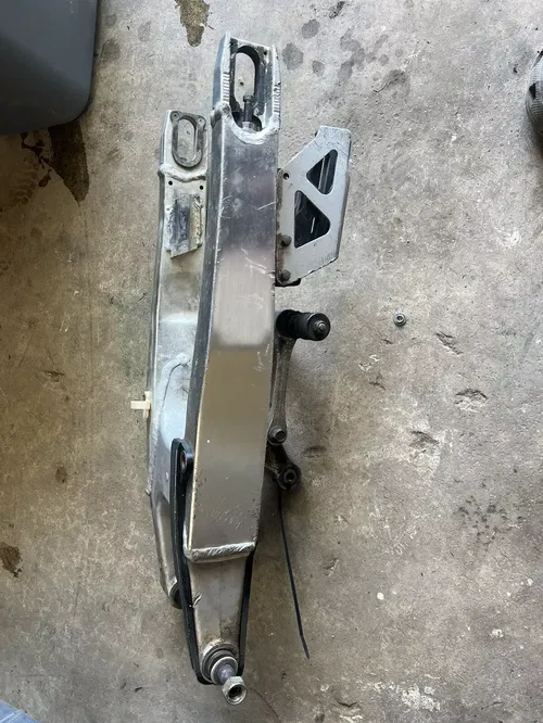 2005 - 2007 Suzuki RMZ450 Swingarm 61000-35G20 Swing Arm RMZ 450 05 06 07