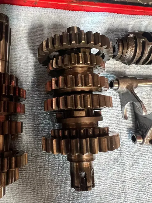 2000 99-02 KX125 TRANSMISSION COUNTER AND MAINSHAFT GEARS