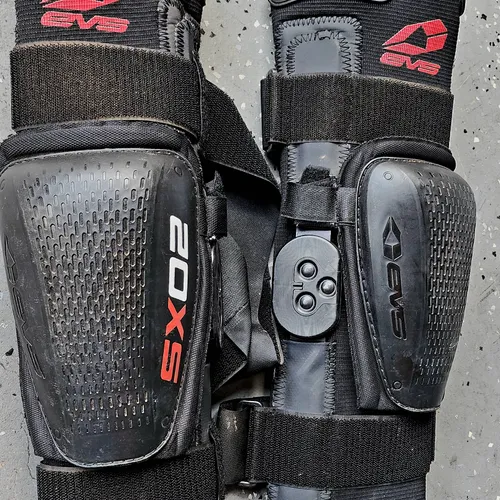 EVS SX02 Knee Brace