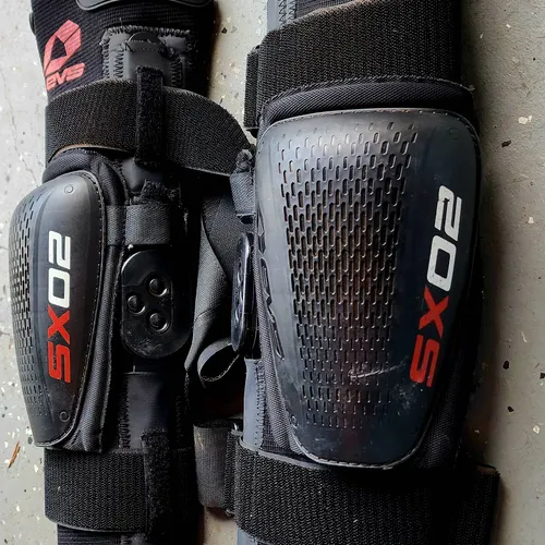 EVS SX02 Knee Brace