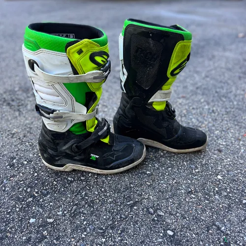 Youth Alpinestars Boots - Size 6
