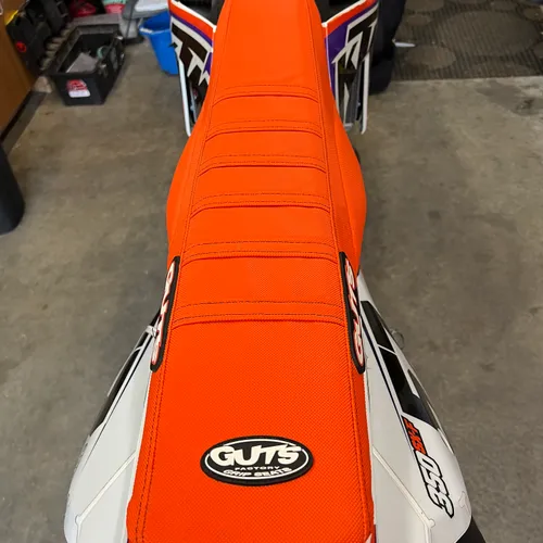 Guts Rj Wide Wing Seat Cover