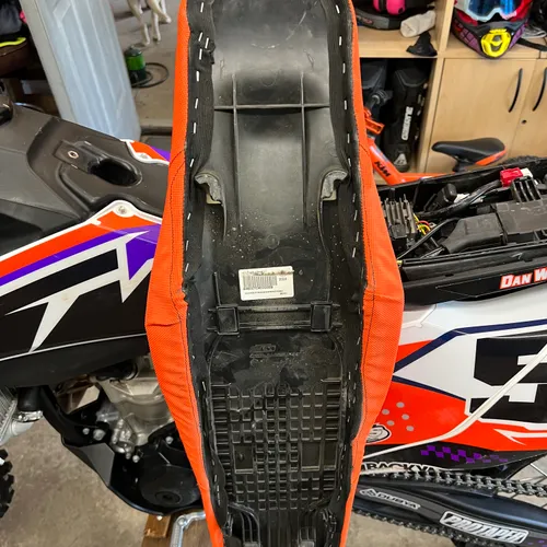 Guts Rj Wide Wing Seat Cover