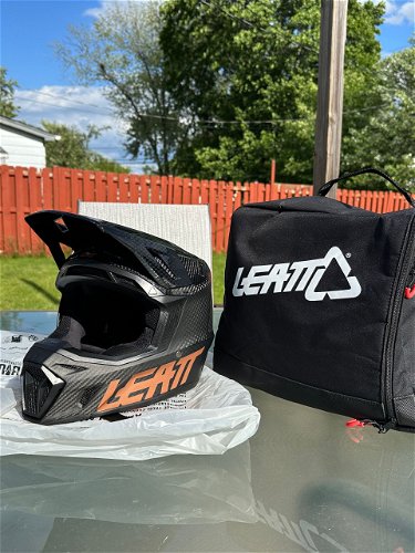 Leatt 9.5 Carbon Helmet