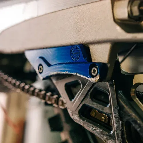 BULLET PROOF DESIGNS SWINGARM GUARD KTM/HUSQVARNA/GASGAS BLUE [KTM-CG-11-BLU]