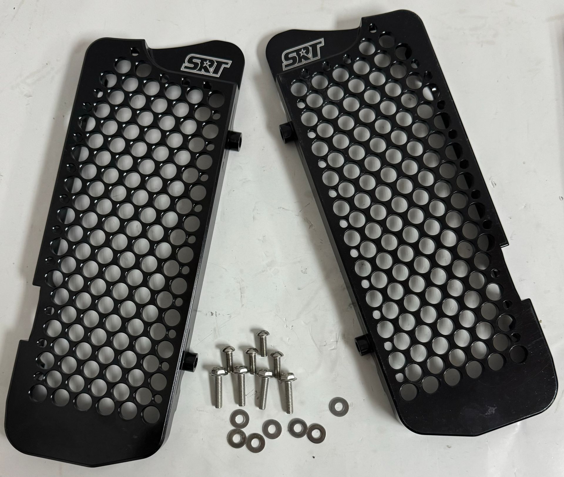 USED SRT RADIATOR GUARD BLK PAIR - MX075