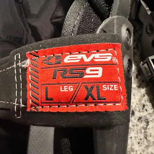 EVS RS9 Knee Braces XL