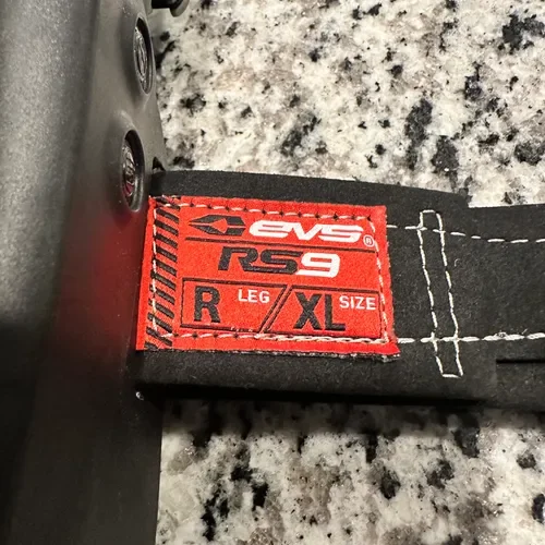 EVS RS9 Knee Braces XL