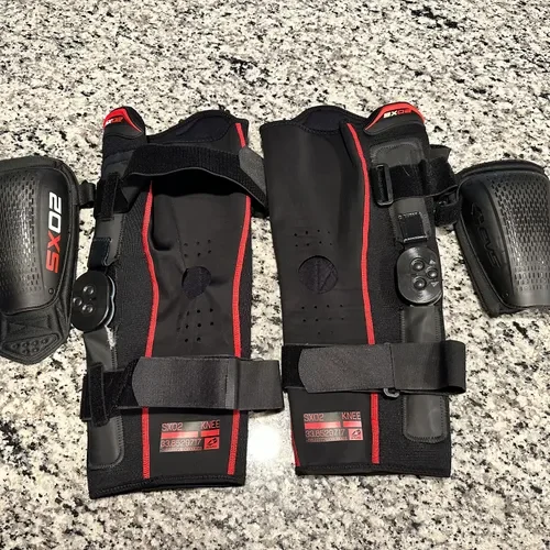 EVS SX02 Knee Braces (2) Size XL