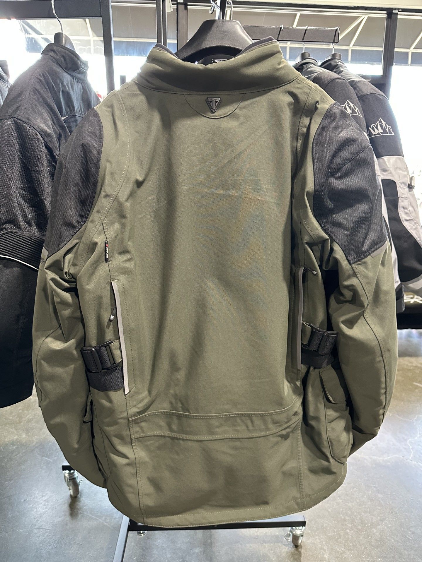 新品未使用トライアンフ LEITH JACKET KHAKI 1738339598338036747_1920x2560
