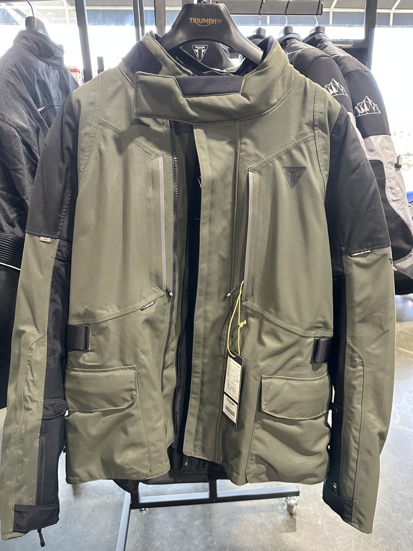 新品未使用トライアンフ LEITH JACKET KHAKI 1738339598349045301_1920x2560